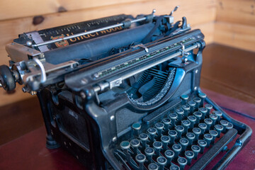 Machine à écrire ; ancêtre du clavier, de l'ordinateur et de l'imprimante.