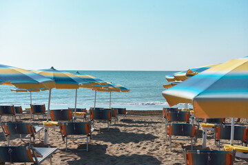 spiaggia lettini ombrellone sabbia mare 