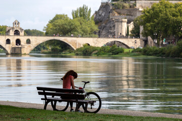 Jeune femme assise au bord d'un fleuve