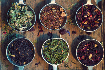 Obraz na płótnie Canvas Tea time - a cup of fresh herbal tea and variety of natural tea tastes