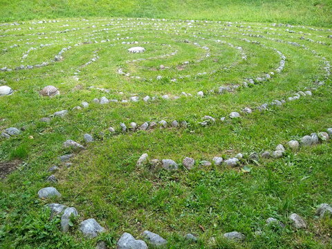 Steinlabyrinth im Gras