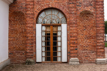 Fototapeta na wymiar old wall and old door