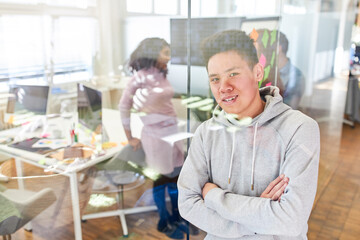 Obraz premium Selbstbewusster Existenzgründer im Büro