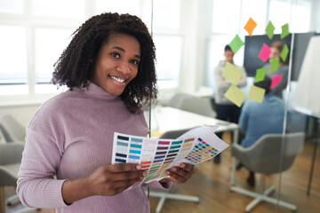 Afrikanische Business Frau als Grafikdesigner