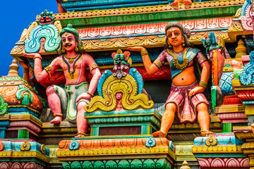 Sculptures de divinités hindoues sur façade de temple indien 