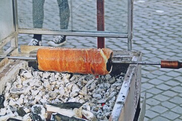 Elaboración en un puesto callejero de Sibiu de Kürtos Kalács, uno de los pasteles más conocidos de Rumanía.