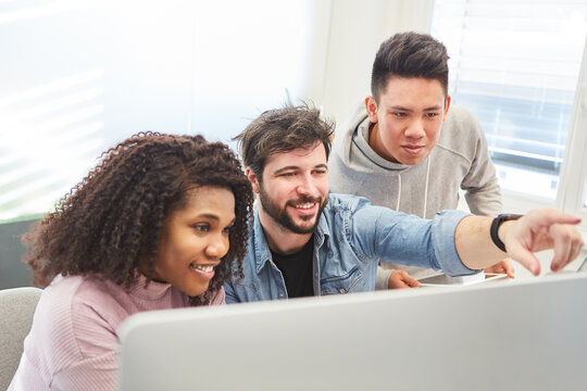 Start-Up Team arbeitet zusammen am PC