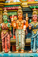 Divinités hindoues sue façade de temple indien 