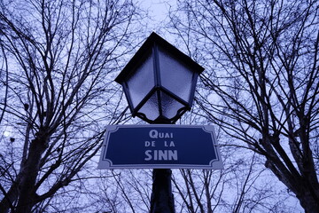 Laterne mit dem Schild: Strasse der Sünde