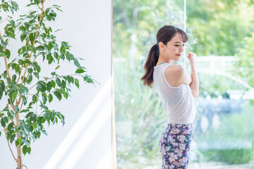 ストレッチする女性