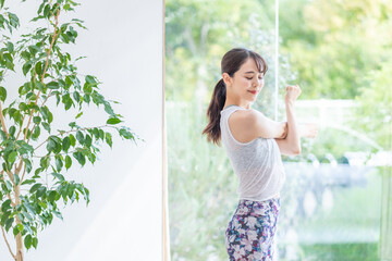 ストレッチする女性