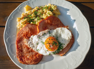 Leberkäse mit Kartoffelsalat au weißem Teller