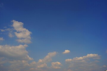 .......右上に余白のある構図の青空と雲