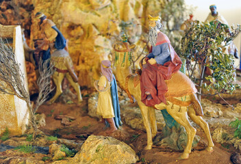 Fototapeta na wymiar Los Reyes Magos. El Belén de la Natividad realizado con pequeñas figuras de cerámica coloreadas a mano en los hogares españoles.