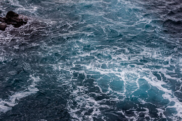 Fototapeta premium 冬の日本海の荒波 – 福井県東尋坊/Winter Waves at Japan Sea, Taken at Tojinbo, Fukui