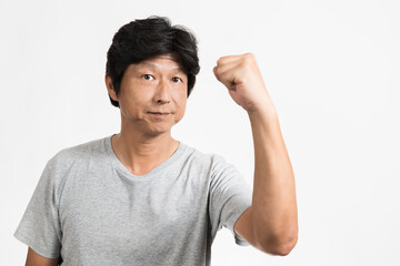 ガッツポーズをする中年男性