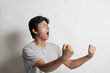 ガッツポーズをしながら叫んでいる中年男性