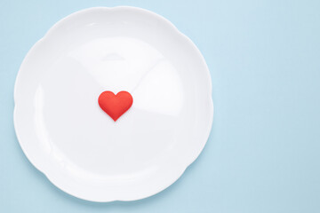 白い皿と赤いハート