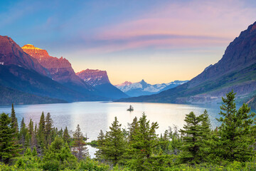 Sunrise over St Mary Lake in Glacier National Park, Montana - obrazy, fototapety, plakaty