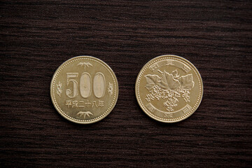 日本の500円玉硬貨の表と裏