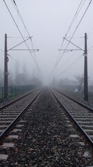 via, rieles de tren en clima frio nublado