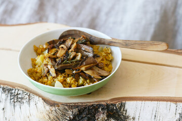 Linsendahl mit Waldpilzen, einfache vegane proteinreiche regionale Mahlzeit. Pilz, Steinpilze und Maronen im Herbst sammeln und verwenden.
