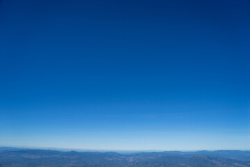 Obraz premium Mountain landscape with blue sky.