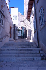 Fototapeta na wymiar Dorfweg welcher durch historische Steinmauer führt