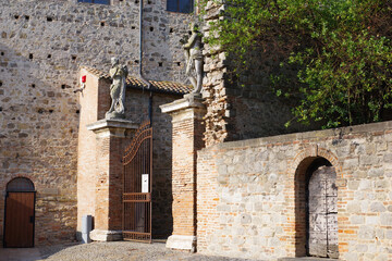 Entrée d'une villa surmontée de sculptures