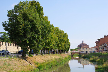 Panorama d'un petit pont et d'un bosquet se reflétant dans la rivière