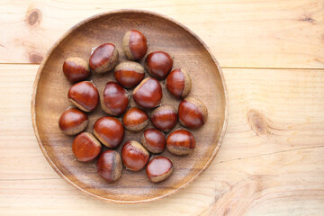 木の皿の上の栗