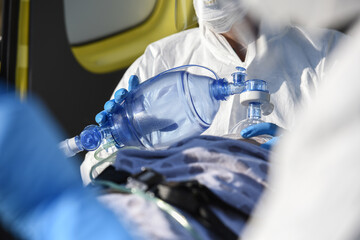 santé covid-19 coronavirus épidémie urgence masque ambulancier