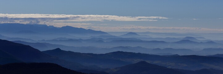 Fototapeta na wymiar Nevoeiro nas montanhas