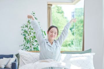 起床する女性
