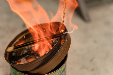 ウィスキーで燃え広がる火と箸