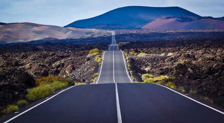 The infinite road to the Timanfaya National park in Lanzarote  © Eduardo