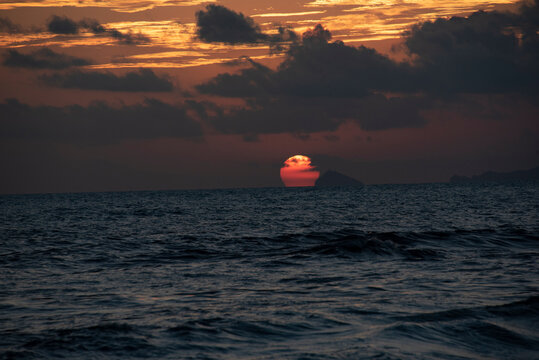sole rosso al tramonto sulla spiaggia di forte dei marmi in italia