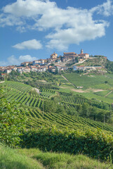 Weinort La Morra nahe Asti und Barolo im Piemont,Italien