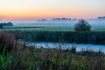Dolina Górnej Narwi. Ostatni dzień lata. Paranek z mgłami, Podlasie, Polska © podlaski49