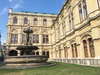 Fototapeta premium The Vienna State Opera in Vienna, Austria