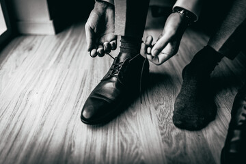 Anziehen von einem Schuh während einer Vorbereitung bei einer Hochzeit