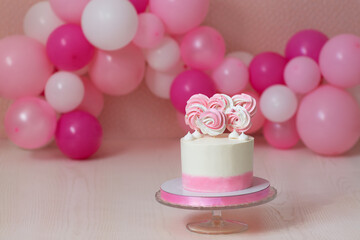 Obraz na płótnie Canvas pink birthday cake and balloons