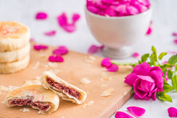 Obraz na płótnie Canvas Chinese Yunnan specialty gourmet flower cake placed on a cutting board