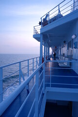 Abendstimmung auf See mit blauem Boden, weissem Gel&auml;nder und Meer