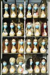 Mannequins mode féminine avec masques en vitrine