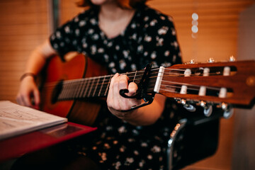 Gitarre Spielerin Detail