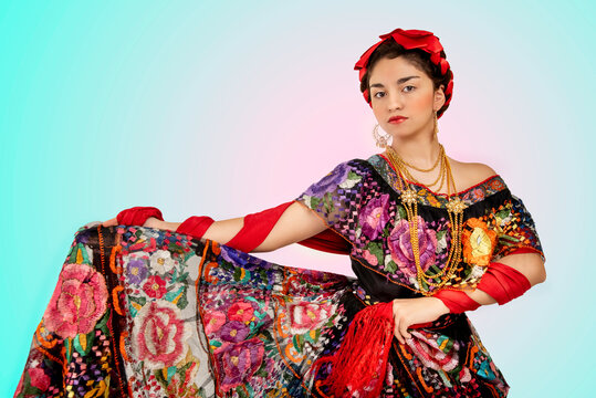 Chica mexicana con traje folklorico de chiapaneca, con rebozo y tenza roja cadenas de oro , baiable de danza mexicana
