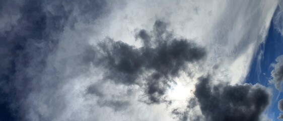 Céu azul com muitas nuvens - Blue sky with lots of clouds