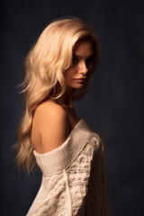 Naklejka premium portrait of a young woman, shooting in a photo studio