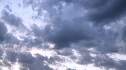 Céu azul com muitas nuvens - Blue sky with lots of clouds